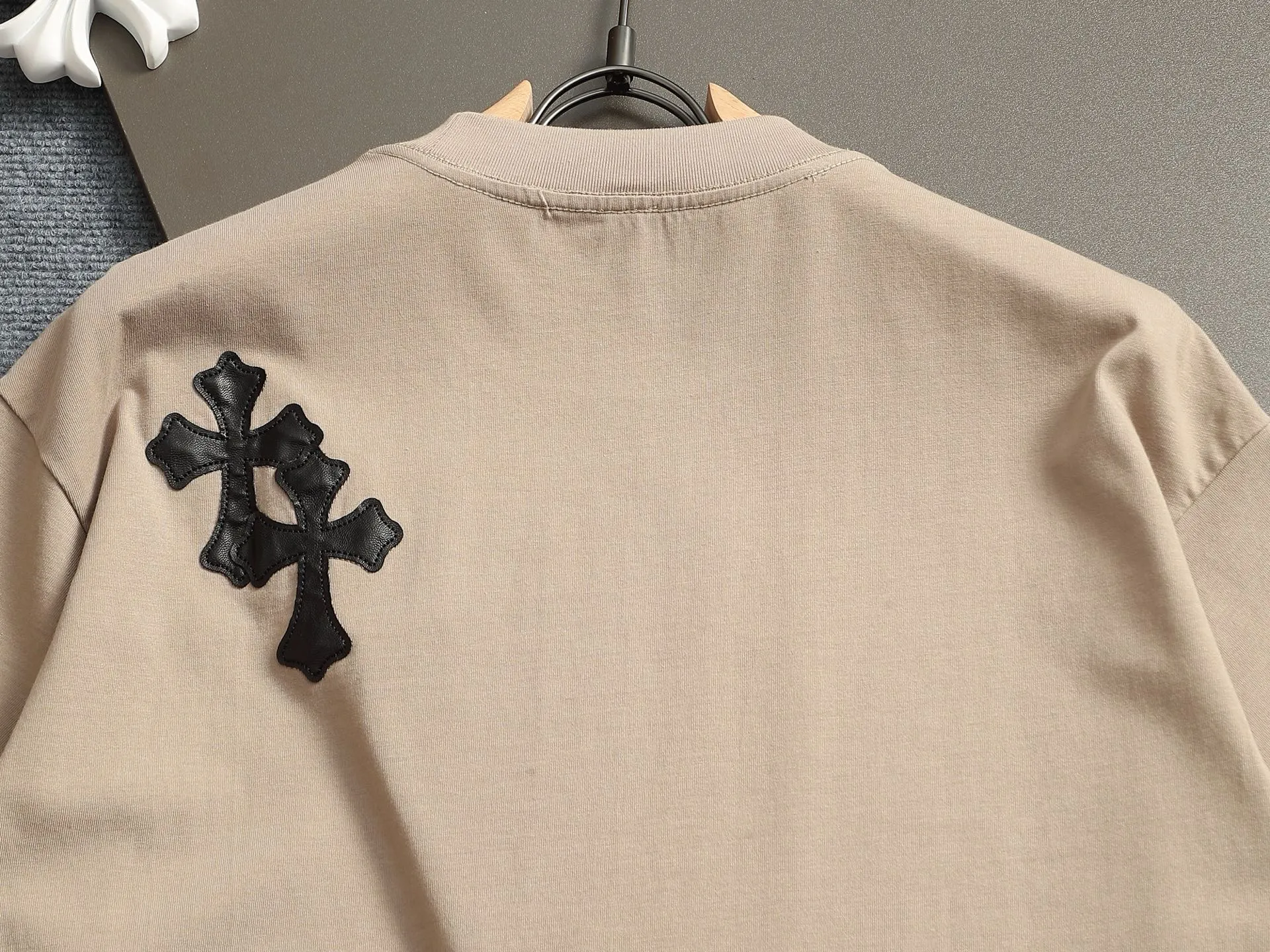 🅿️220 Chrome hearts ch Chrome hearts cross leather short-sleeved T-shirts. Large version. Loose and stylish. The difference is the low version, the slim version, the upper body and the crotch. 100% commitment: top quality, not fast food. The highest version on the market. Top quality, 320 grams. 26 custom-dyed double yarn cotton, same style for men and women, complete with three standards. Color: black, purple, brown, khaki Size: XS-L Size chart: